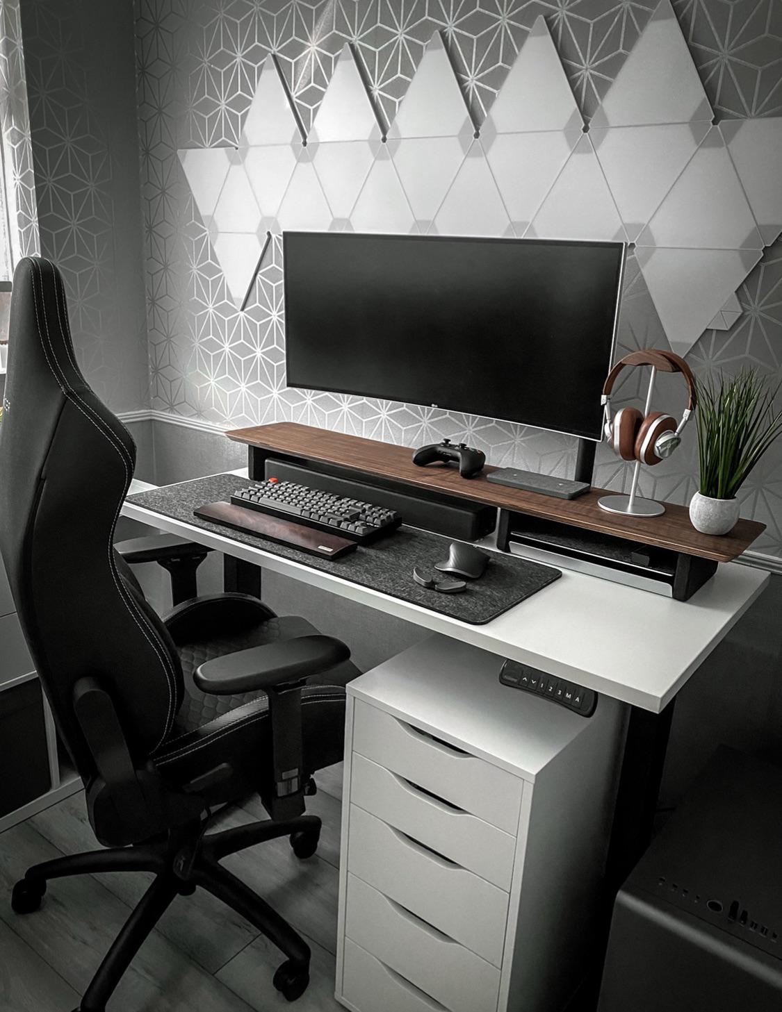 single monitor minimalist desk setup