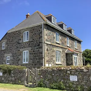Haelarcher Farmhouse And Helicopter B&B