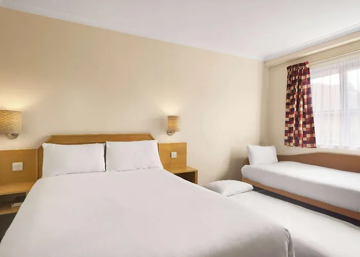 Days Inn by Wyndham Hamilton
