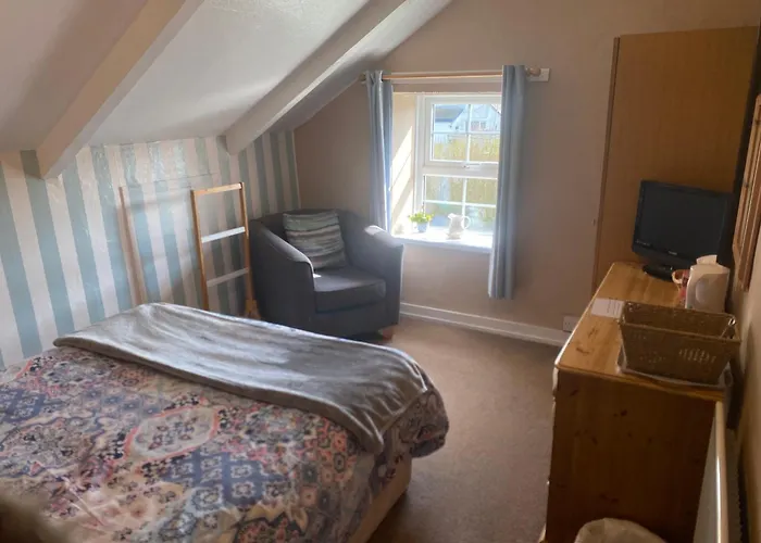 Haelarcher Farmhouse And Helicopter B&B
