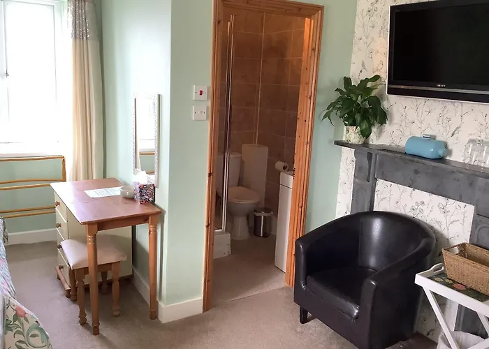 Haelarcher Farmhouse And Helicopter B&B