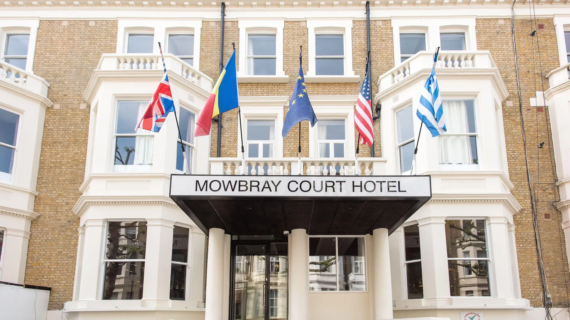 Where to Stay Near National Gallery: 4 Budget Hotels Reviewed